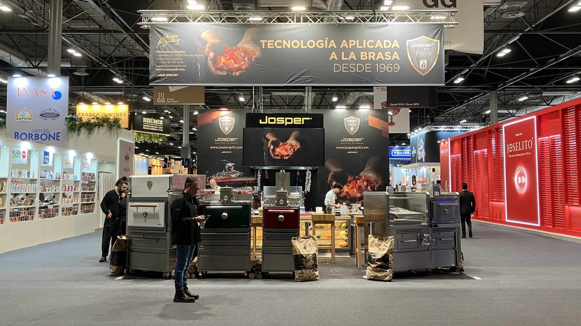 Barbacoa Josper en feria, equipos de alta calidad para cocinar a la parrilla profesional.