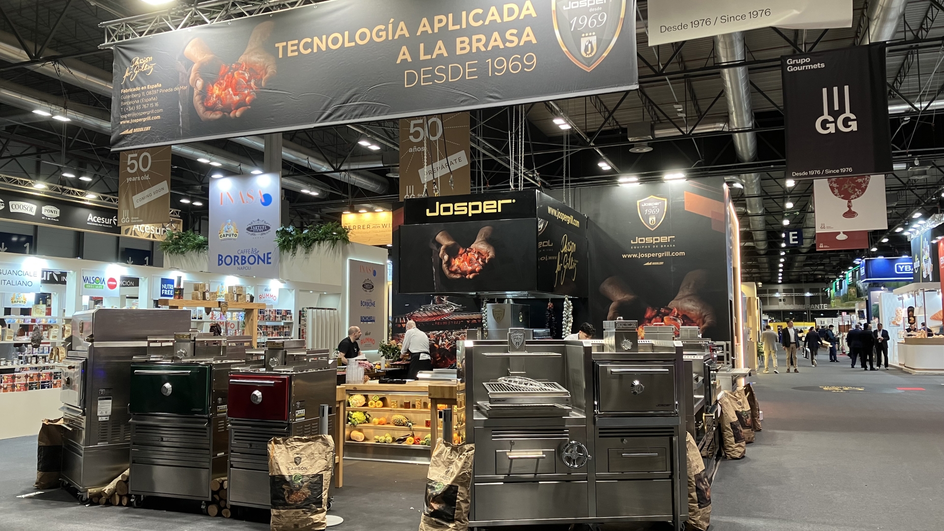 High-quality steel outdoor BBQ grills with wood storage, showcased at Mazzima exhibition.