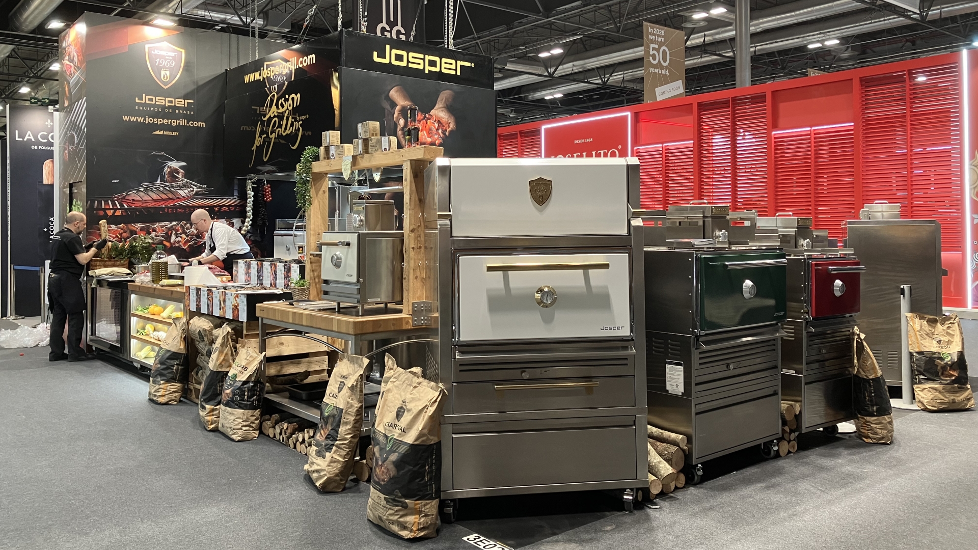 Cocinas y parrillas profesionales de alta calidad en exposición en feria gastronómica en Madrid, ideales para restaurantes y eventos.