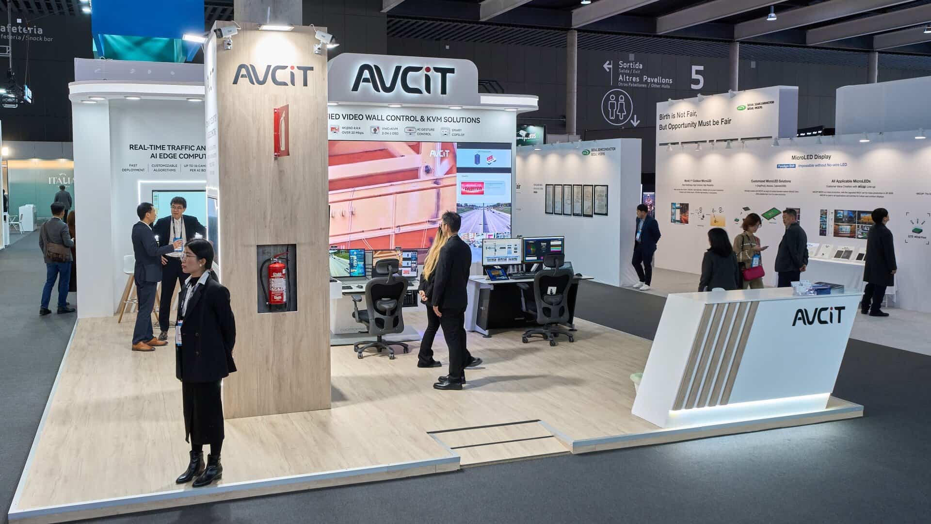 Estación de control de tráfico y soluciones tecnológicas en feria de innovación y tecnología.