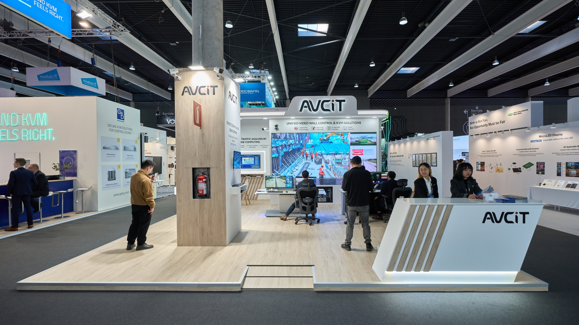 Tecnología de videovigilancia en exhibición en feria de seguridad y control de accesos.
