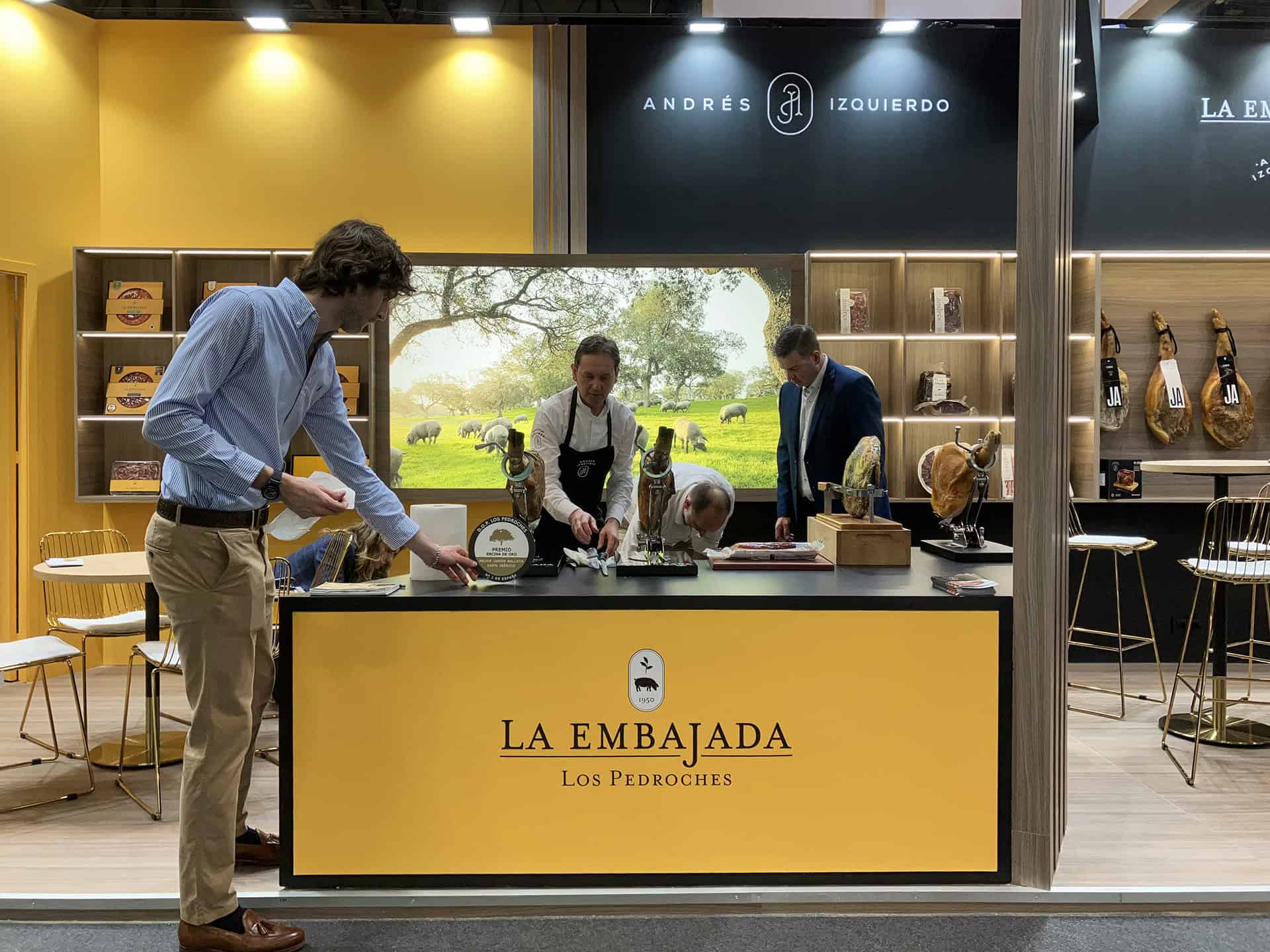 2025-stand-salon-gourmets-andres-izquierdo-y-embajada-del-jamon-14